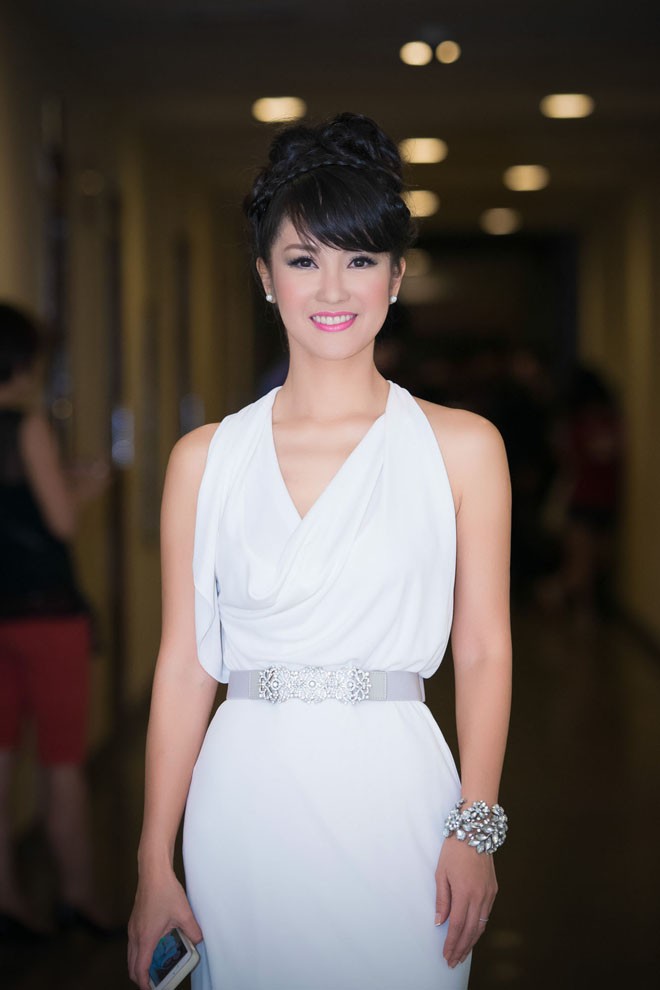 Hồng Nhung khoe vòng một sexy bất chấp tuổi tác - ảnh 12